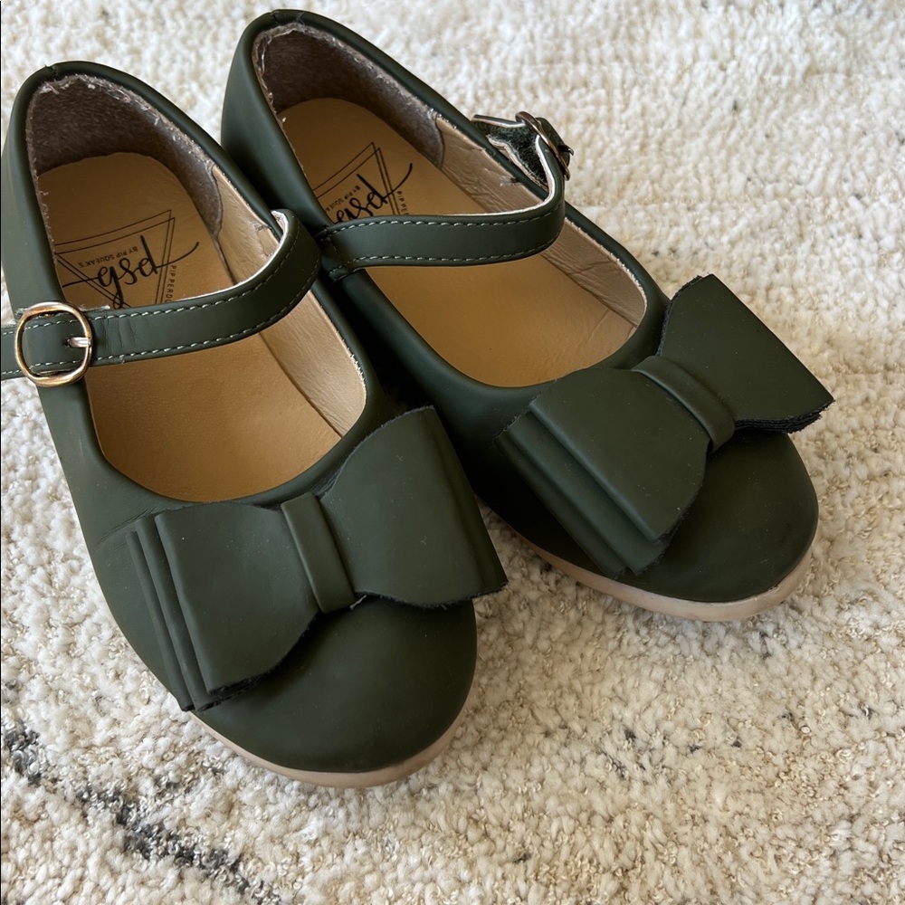 Green Mary Jane Shoes with Bows. Euc